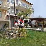 Апартаменты Stai Za Gosti Bazdarovi Бяла